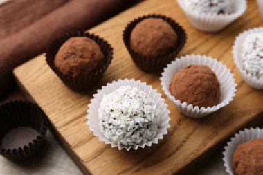 Masada kakao tozu ve hindistan cevizi gevreği ile nefis ev yapımı şekerler, yakın plan.