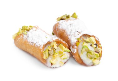 Ricotta peynirli, şam fıstıklı ve beyaz üzerine izole edilmiş pudra şekerli lezzetli cannoli.