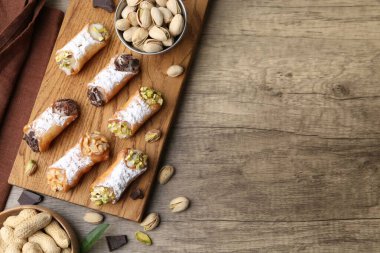 Ricotta peynirli, fıstıklı, fıstıklı, çikolatalı ve pudra şekerli nefis cannoli. Metin için boşluk