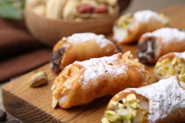 Ricotta peynirli, fıstıklı, fıstıklı, çikolatalı ve pudra şekerli nefis cannoli.