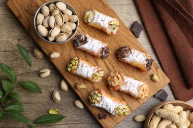 Ricotta peynirli, fıstıklı, fıstıklı, çikolatalı ve pudra şekerli nefis cannoli.