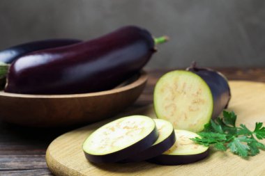 Tahta masada maydanozlu patlıcan, yakın plan.