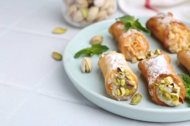 Peynirli, fındıklı ve nane şekerli nefis cannoli, yakın plan. Metin için boşluk