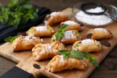 Peynirli, fındıklı, çikolatalı, naneli ve pudra şekerli nefis cannoli.