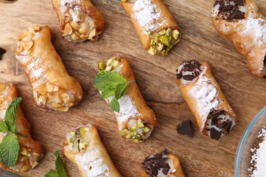 Peynirli, fındıklı, çikolatalı, naneli ve pudra şekerli nefis cannoli.