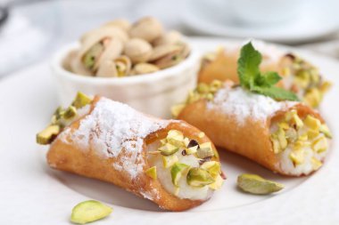 Peynirli, fıstıklı, pudra şekerli ve naneli nefis cannoli.