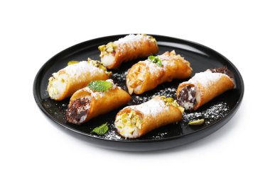 Peynirli, fındıklı, pudra şekerli, çikolatalı ve naneli nefis cannoli.