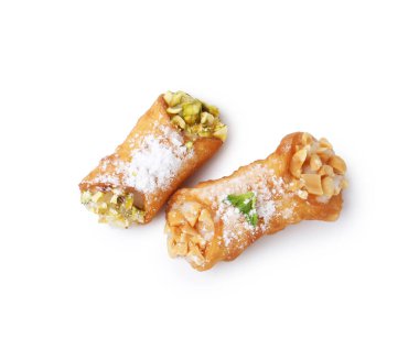 Peynirli, fındıklı, pudra şekerli ve naneli nefis cannoli.
