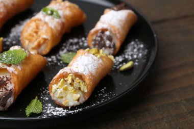Peynirli, fındıklı, pudra şekerli, çikolatalı ve naneli nefis cannoli.