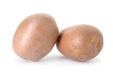 İki taze patates, beyaz üzerine izole edilmiş.