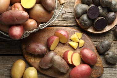 Tahta masadaki farklı patates türleri, düz yatış.