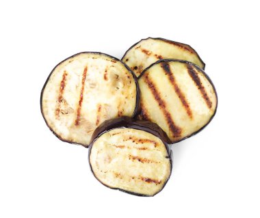 Izgara patlıcan dilimleri beyaza izole edilmiş, üst manzara