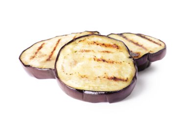 Izgara patlıcan dilimleri beyazda izole edilmiş.