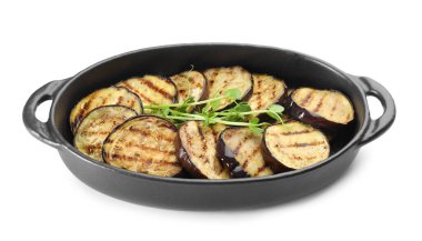 Izgara patlıcan dilimleri ve beyaz üzerine izole edilmiş mikro yeşiller.