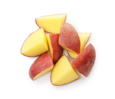 Taze kırmızı patatesler beyaza izole edilmiş.