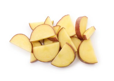 Taze kırmızı patatesler beyaza izole edilmiş.