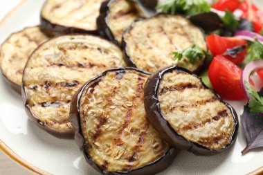 Izgara patlıcan, beyaz masada salata, yakın plan.