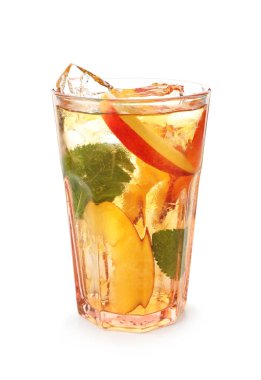 Beyaz bardakta buzlu şeftali çayı.