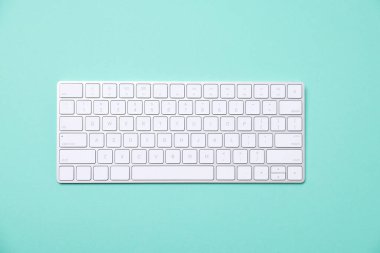 Turkuaz arka plan, üst görünüm üzerine modern kablosuz bilgisayar klavyesi