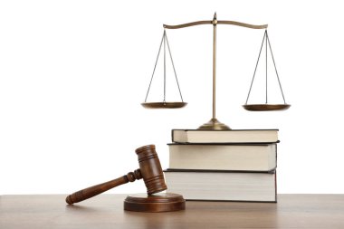 Adaletin altın pulları, kitaplar ve tahta masa üzerindeki tokmak beyaz arka planda