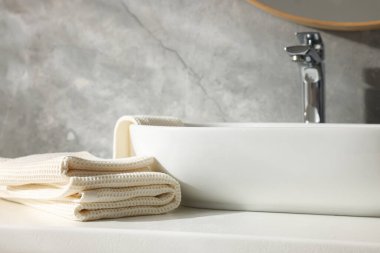 Banyoda lavabonun yanında temiz waffle havluları, yakın çekim.