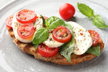 Peynirli, domatesli ve fesleğenli lezzetli sandviç.