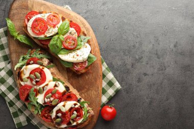 Mozarella peynirli ve domatesli lezzetli sandviçler. Metin için boşluk