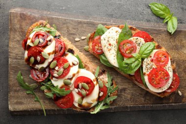 Mozarella peynirli ve domatesli lezzetli sandviçler.