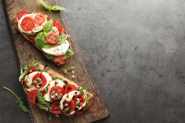 Mozarella peynirli ve domatesli lezzetli sandviçler. Metin için boşluk