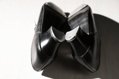 Beyaz tahta zeminde step dansı için bir çift ayakkabı, yakın plan.