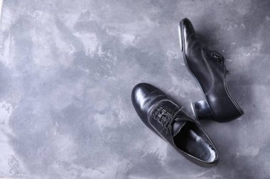 Gri yüzeyde step dansı için bir çift ayakkabı, üst manzara. Metin için boşluk