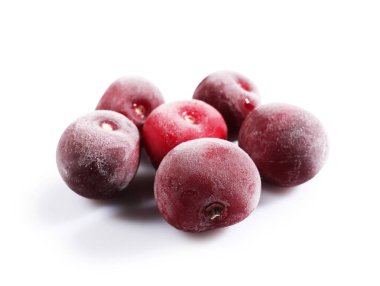 Olgun donmuş kiraz yığını beyaza izole edilmiş.