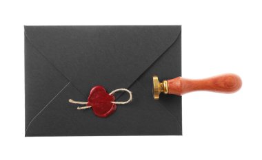 Balmumu pulu ve siyah zarf beyaz, üst görünümde izole edilmiş.