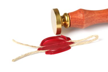 Güzel balmumu mühür ve kırmızı mühür, beyaz iplikle izole edilmiş.