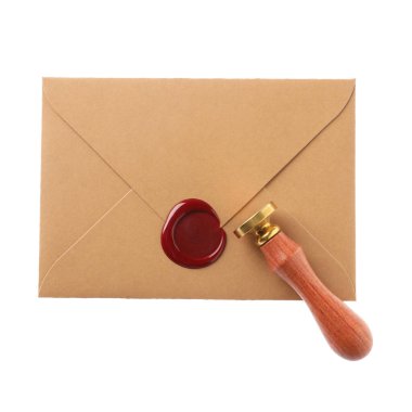 Balmumu mühür ve zarf beyaz, üst görünümde izole