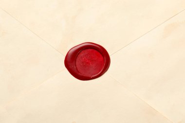 Arka plan olarak kırmızı balmumu mühürü olan güzel zarf, üst görünüm