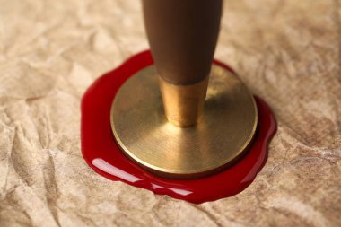 Buruşmuş kağıdı balmumu puluyla mühürlemek, yakın plan.