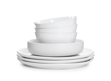 Temiz bulaşık malzemesi yığını beyaza izole edildi