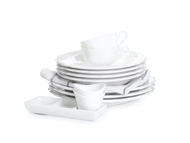 Farklı temiz bulaşık takımları ve havlular beyaza izole edilmiş.