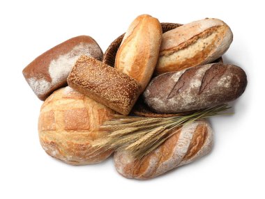 Beyaz arka planda farklı ekmek türleri ve dikenler, üst görünüm