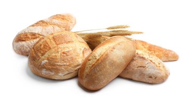 Beyaz arka planda farklı ekmek türleri ve dikenler