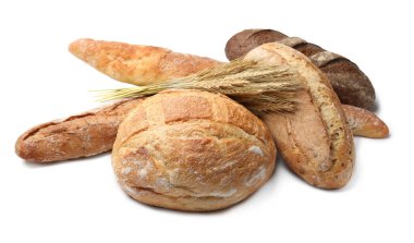 Beyaz arka planda farklı ekmek türleri ve dikenler