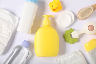 Beyaz arka planda bebek aksesuarları ve kozmetik ürünleri, düz konum