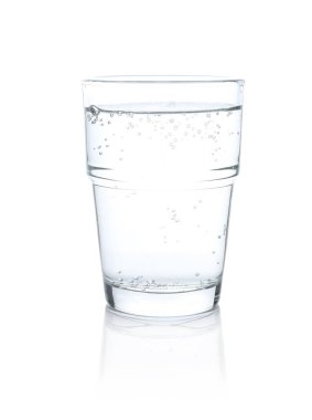 Beyaza izole edilmiş bardakta soda tazeleyici.