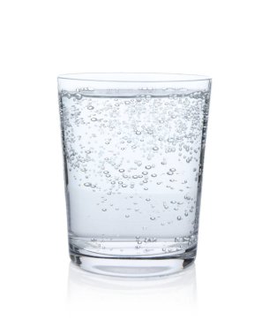 Beyaza izole edilmiş bardakta soda tazeleyici.