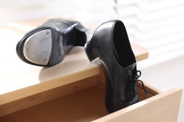 Kapalı alanda ahşap dolapta step dansı yapmak için bir çift ayakkabı.