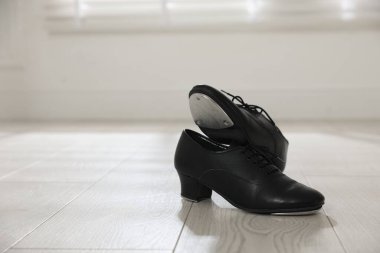 Tap dansı için bir çift ayakkabı içeride yerde, metin için bir yer.