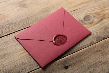 Üzerinde balmumu mühür olan zarf ahşap masa, yukarıda.