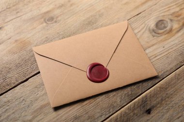 Üzerinde balmumu mühür olan zarf ahşap masa, yukarıda.