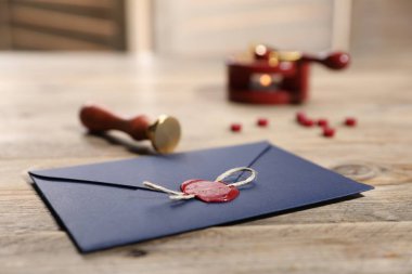 Balmumu mühür, ip ve mühür ile ahşap masa, yakın çekim